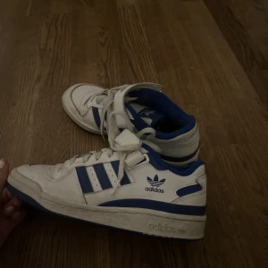 Adidas skor - Säljer mina snygga adidas skor, som är i bra skick och inte använt mycket!☺️