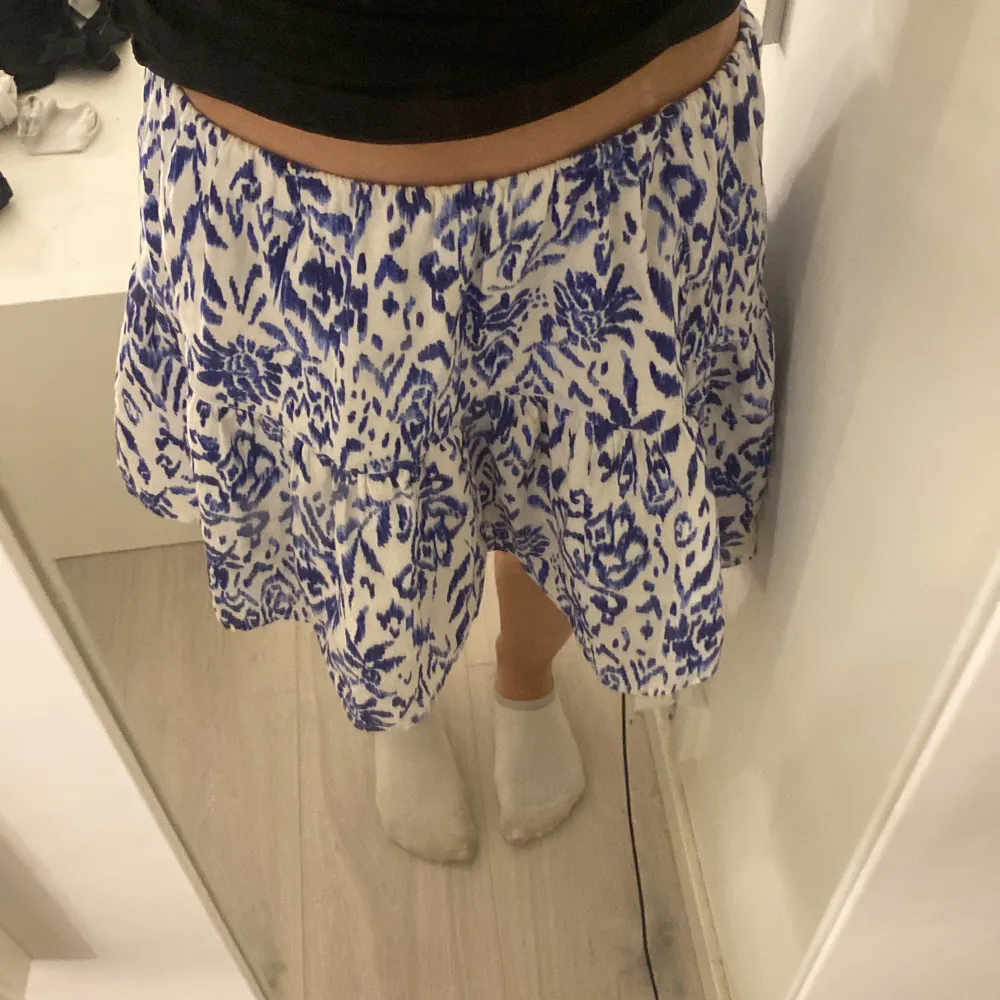 Säljer en jätte söt blå mönstrig kjol från Gina Tricot, nyskick, nypris runt 350-400kr.. Hameet.
