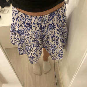 Söt Kjol - Säljer en jätte söt blå mönstrig kjol från Gina Tricot, nyskick, nypris runt 350-400kr.