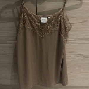 Vackert linne - Ett super fint linne från ichi, så snyggt till en kavaj eller bara hemma till vardags💕köpare står för frakt