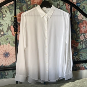 Vit Uniqlo Skjorta - Stilren mjuk och tunn skjorta i nyskick. Endast använd vid ett tillfälle. 