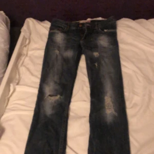 Emo jeans  - De här jeansen är lite baggy och super sköna men dom har inte kommit till användning, fläckfri och är superbra skick💞 original pris är 200 kr💞