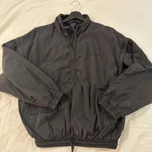 vintage half zip windbreaker från iets frans storlek M, avtagbara ärmar