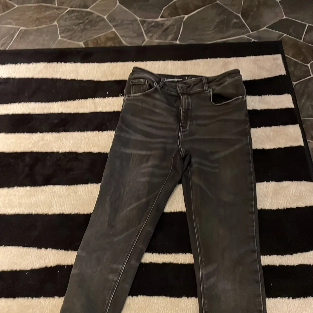 Svarta jeans men slitna detaljer nertill. Mycket stretch. . Jeans & Byxor.