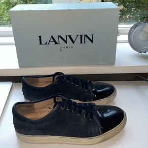 Lanvin skoe - Säljer mina lanvin i strl 44 UK 10, sitter som 45. De är i ett bra skick. Det medföljer box, dustbag och kvitto. Säg till om ni vill ha fler bilder!