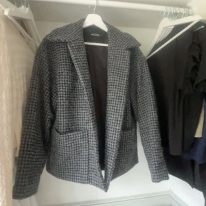 Monki kappa - En kappa ifrån monki, dom ända bra bilderna jag har, så om man är intresserad får man skriva och fråga om mer, rutig kappa och den är i bra skick 