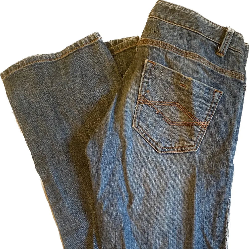 Snygga lågmidjade bootcut jeans som tyvärr är försmå för mig. . Jeans & Byxor.