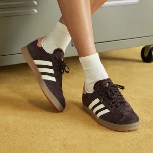 NYSKICK Adidas Gazelle sneakers (Hot drop) - Adidas Gazelle i färgen shadow brown/cream white 🍓 Köpt från zalando för 3 veckor sen, nypris 1175kr. Storlek 40, jag har vanligtvis 39 eller 39.5. De är kända för att vara små i storlekarna. ANVÄNDA 1 gång. Nyskick.(Köpt ett annat par) Först till kvarn! 