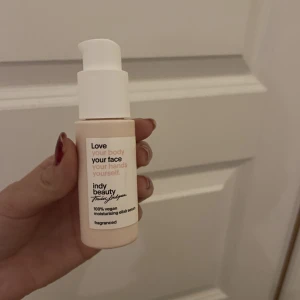 Indy beauty serum - säljer detta moisturasing serum från indy beauty’s egna märke då jag knappt har använt den. Alltså finns det mycket kvar i den💕den gör huden len och har en fräsch doft! 
