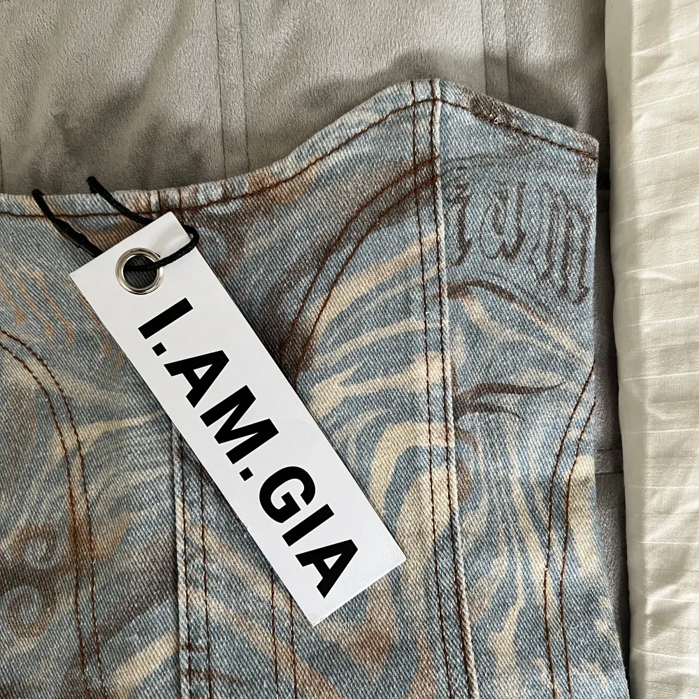 Helt ny jeans korset från I.AM.GIA som har etiket kvar! Korsetten är i storlek S men skulle säga den motsvarar en XS. . Toppar.