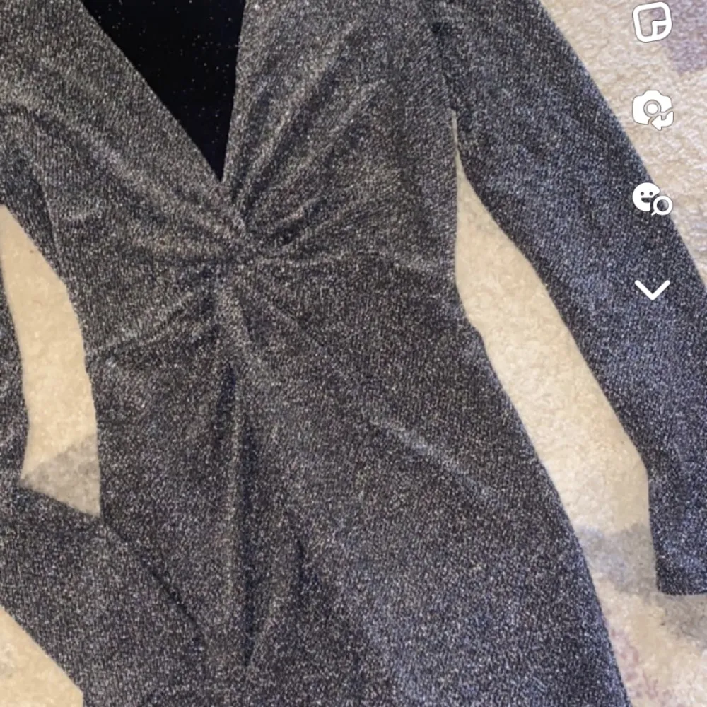 Glittrig klänning från H&M i storlek S. Passar s-m och är i fint skick.. Mekot.