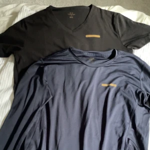 Träningströjor - 2 träningströjor från Zlatan märket, passar storlek S. En långärmad mörkblå tröja och en kortärmad svart T-shirt, båda är i fint skick. Båda för 150 eller 80kr styck, köparen står för frakt