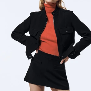 Zara minikjol - Svart zara struktur minikjol med fickor. Väldigt bra skick endast använd 1 gång. Säljer då den tyvärr är för stor. Strl M/38. Kan mötas upp i stockholm annars står köpare för frakt😊