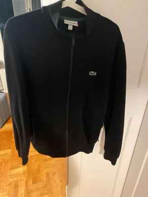 Lacoste tröja - Lacoste tröja använd men i väldigt bra skick. Storlek M men passar även S 