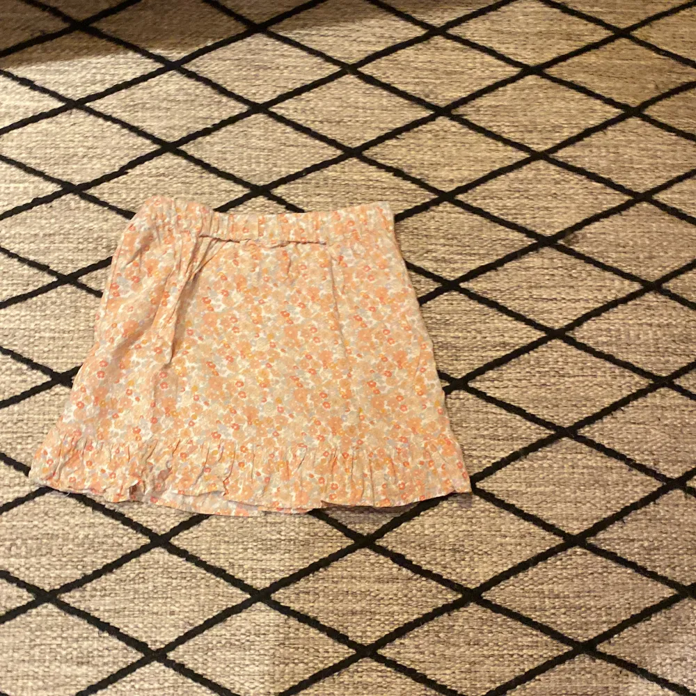 Blommig kjol från Kappahl i stl 146/152 men passar upp till ca 160cm. Mycket fint skick. Kjolar.