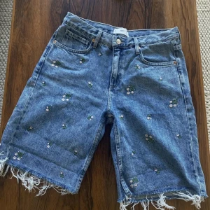 Jeansshorts - Jeansshorts från MANGO i storlek 38. Aldrig använda.