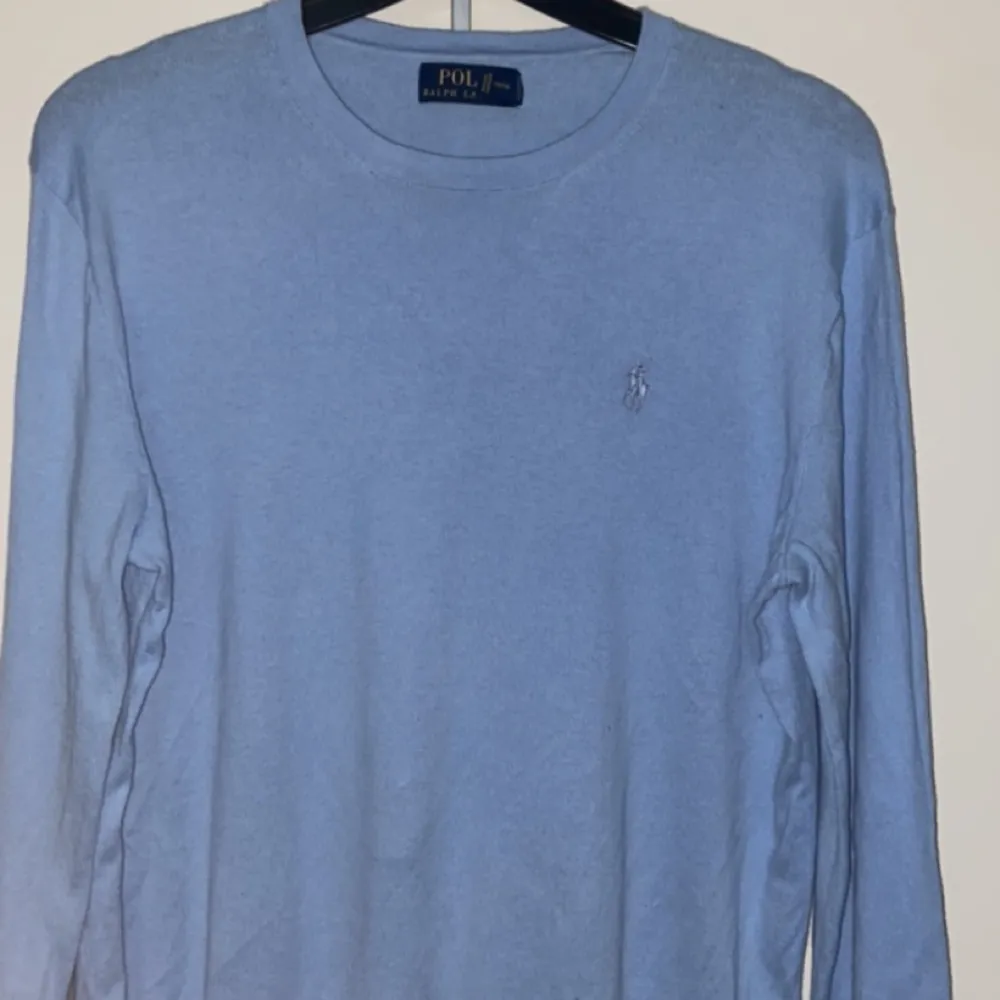 Fin ljusblå sweatshirt från ralph lauren, nyskick använd otroligt få gånger. Tröjor & Koftor.