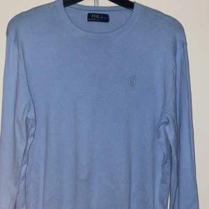 Fin ljusblå sweatshirt från ralph lauren, nyskick använd otroligt få gånger