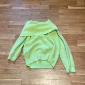 Off shoulder tröja  - Så himla skönt material! Perfekt till vintern och bara använd några fåtal gånger!