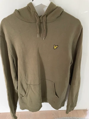 Lyle & Scott hoodie - Säljer nu min snygga lyle & scott hoodie då den inte kommit till användning, mycket fint skick, storlek M