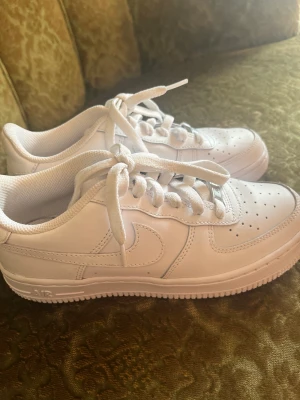 Nike air force 1 - Endast använda en gång så i nyskick, endast lite smutsiga på undersidan🫶🏼passar mig som har 37 i vanliga fall!!