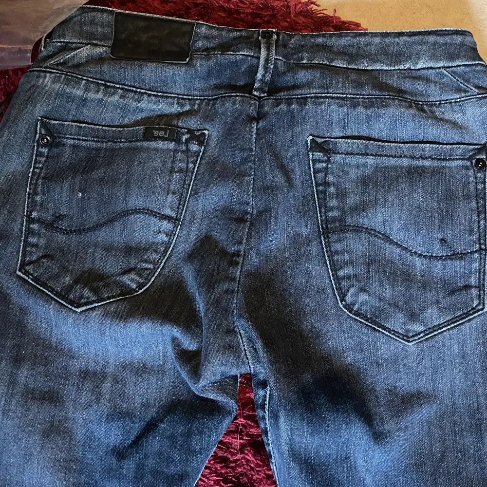 Straight jeans från lee⭐️ de är lite långa på mig som är 165.. Jeans & Byxor.
