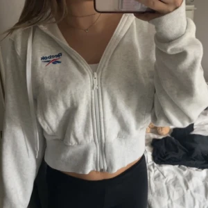 hoodie - grå/vit hoodie från reebok. en kortare modell och dne är bara använd några gånger🫶🏼