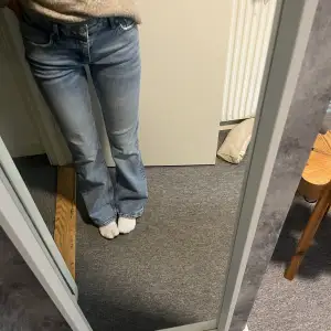 Jeans med mid rise från gina Young 