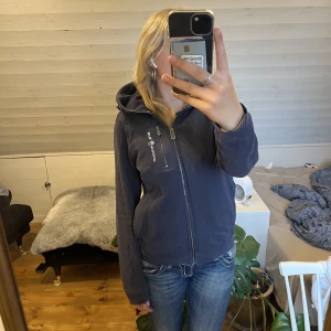 Sail Racing Zip Hoodie - Nypris 1299! Säljer nu min Sail racing hoodie som är väl använd. Har haft den i ca 1år men den har inte kommit till användning de senaste 6månaderna. Säljer då den är för liten och inte min stil, finns även ett litet hål på ryggen. Kontakta vid intresse!