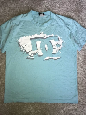 DC t shirt - Blå tshirt från dc i storlek M (man)
