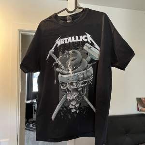 Metallica tröja som bara ligger och dammar i garderoben. Storlek Large 