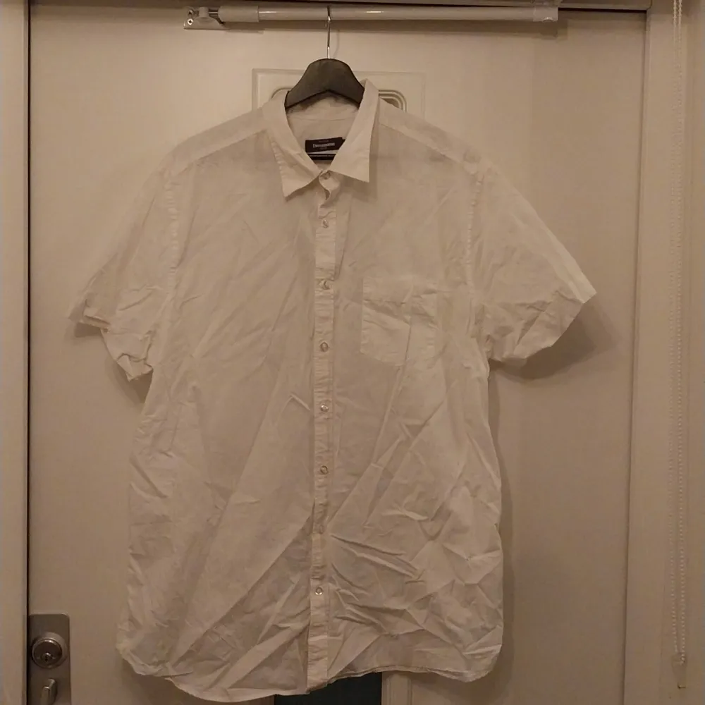 Stilren vit kortärmad skjorta från dressman med storlek 2XL. Skön och andas, bra kvalitet och bra skick. Skjortor.