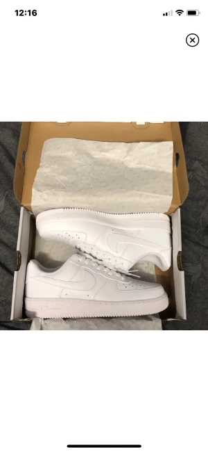 Nike air force 1 vit - Helt nya air force 1 aldrig använda🤩 Köpta från Nike, KVITTO FINNS💸