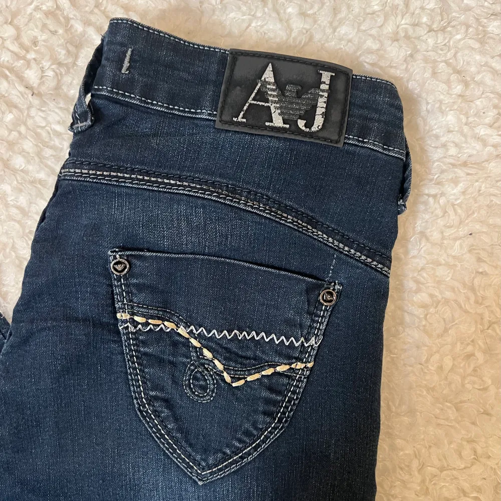 Sååå snygga vintage armani jeans i storlek 31. 🥹 fint använt skick! Slitningar förekommer på märket där bak (se bild 2). Jeans & Byxor.