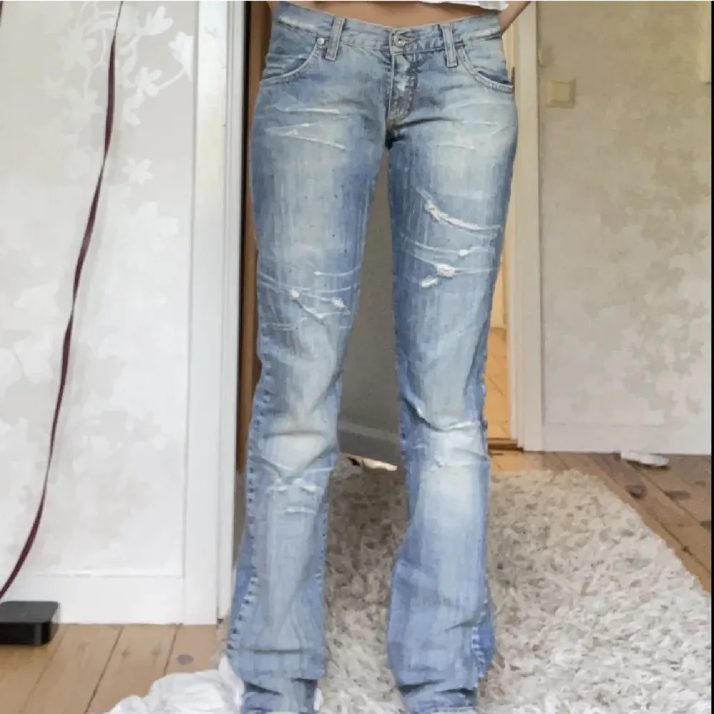Så fina jeans som är köpta här på plick, (lånade bilder) säljer då de är för små. Midjemåttet är ungefär 82cm och innerbenslängden är 82cm. Den tidigare ägaren har sytt ett resårband så de passar både mindre o större.. Jeans & Byxor.