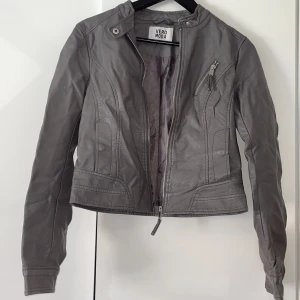 Jacka - Fin vintage skinnjacka från Vero Moda.