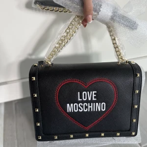 Moschino väska - Helt ny moschino väska med prislapp på❤️ skriv gärna pris förslag så kan vi komma fram till ett pris🥰