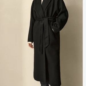 Svarta kappa  - Säljer min svarta kappa från WERA Stockholm, storlek 38. Oversized🤍 nypris 3000:- ✨