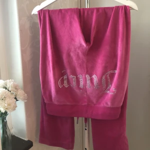 Rosa Juicy Couture byxor med text - Säljer då dessa är lite för stora för mig. De är i nytt skick eftersom de endast är använda några få gånger.  Pris när jag köpte dem: 999kr
