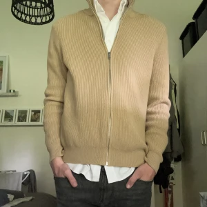 Mango ziptröja - Säljer då jag inte använder den längre. 7/10