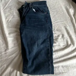 Tja! Säljer dessa Levis jeans som är köpta från plick. Dem var tyvärr för små för mig.