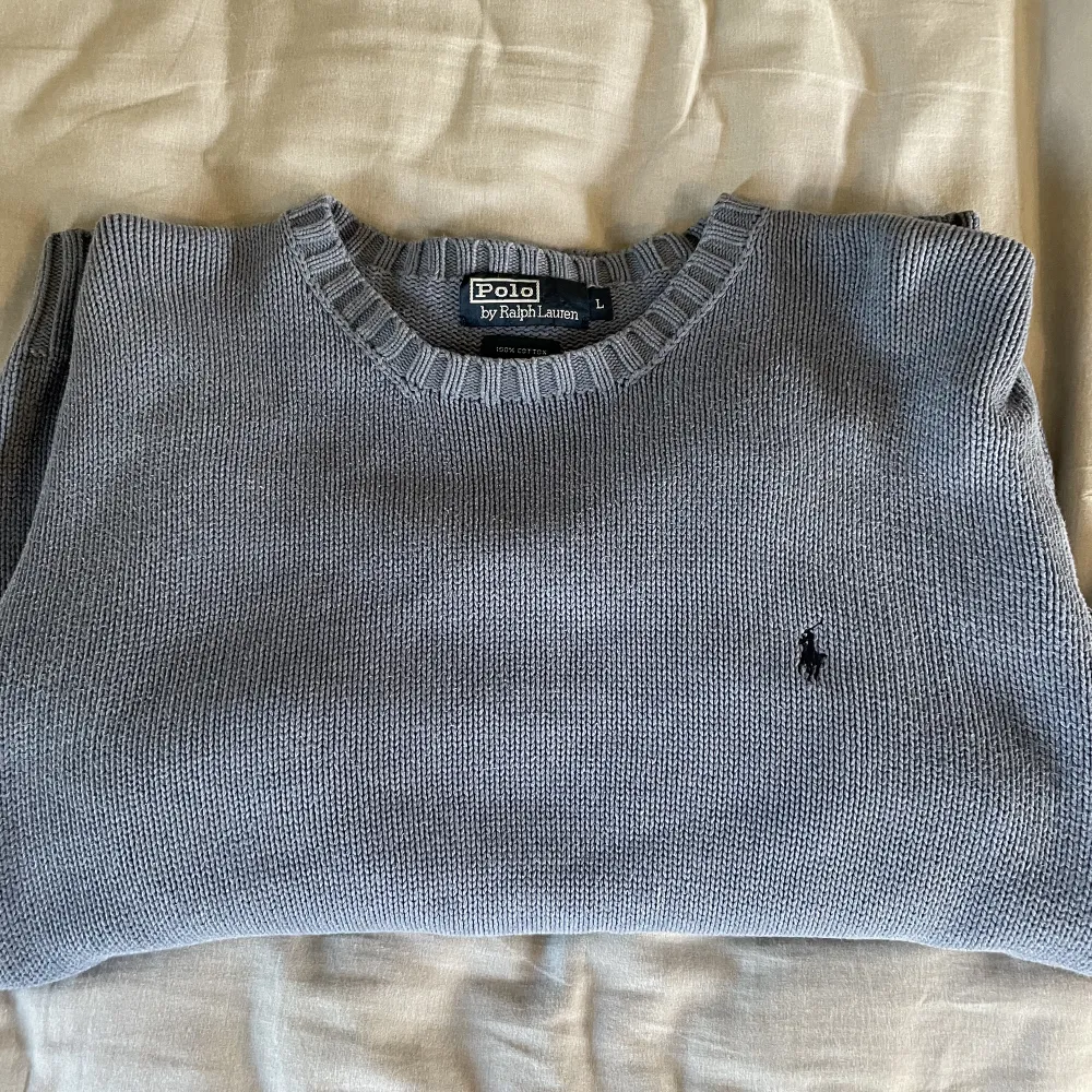 Säljer min Ralph Lauren stickade sweatshirt då jag inte använder den. Det är storlek L men sitter mer som en M. Pris kan diskuteras vid snabb affär!. Stickat.