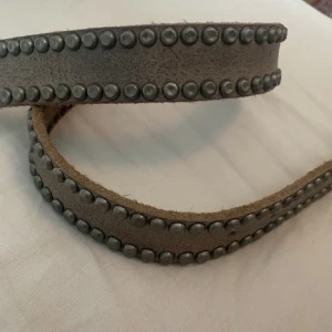 Nit skärp  - Säljer detta trendiga nit skärp från märket SDLR by saddler, köpt för 599kr