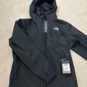 North Face jacka - Helt oanvänd North Face jacka, 100% äkta. Den är köpt i Frankrike och är då för stor för mig. Storlek M