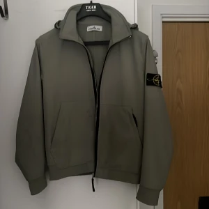 Stone Island jacka - Stone Island vindjacka. Jackan är i bra skick men behöver tvättas. Storlek M. Vid snabb affär kan priset diskuteras. 