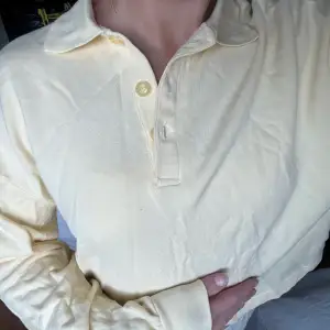 Gul fin kortare tröja med krage från fina. Tror jag bara använt den någon enstaka gång. 