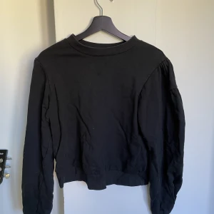 Svart långärmad - Aldrig använd. Puffiga ärmar.