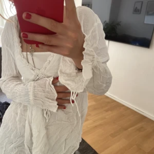 Blus - Jättefin vit långärmad blus som passar till allt. Jag är en storlek xs men passar även större storlekar. Har inte styrkt tröjan dock men de kan ja fixa innan jag skickar den!