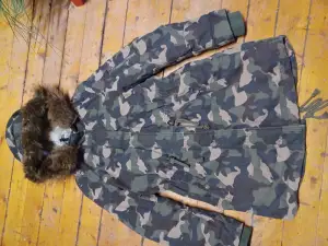 Camouflage vinter jacka med huva stl: M