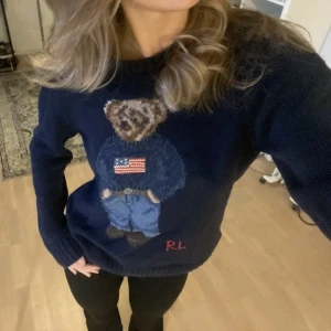 Polo Ralph Lauren tröja - Mysig tjocktröja från POLO Ralph Lauren med klassisk Ralph lauren björn på. Storlek L för barn (killar), sitter som en vanlig storlek S, vanlig armlängd. Mysig, trendig och i bra skick! 💕Nypris 1600kr